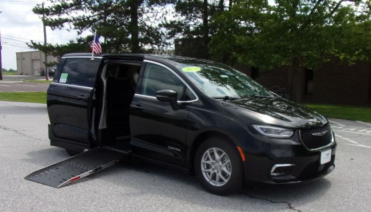 Black Chrysler Pacifica image number 1