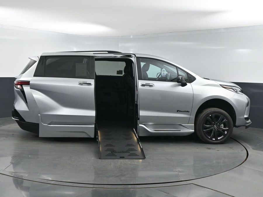 New 2025 Toyota Sienna Hybrid XSE Sport - BraunAbility Side Entry Entry Fold Out Automatic Ramp