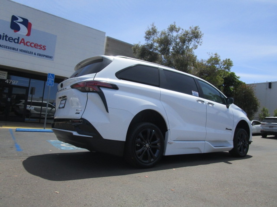 New 2026 Toyota Sienna Hybrid XSE Sport - BraunAbility Side Entry Entry In Floor Automatic Ramp