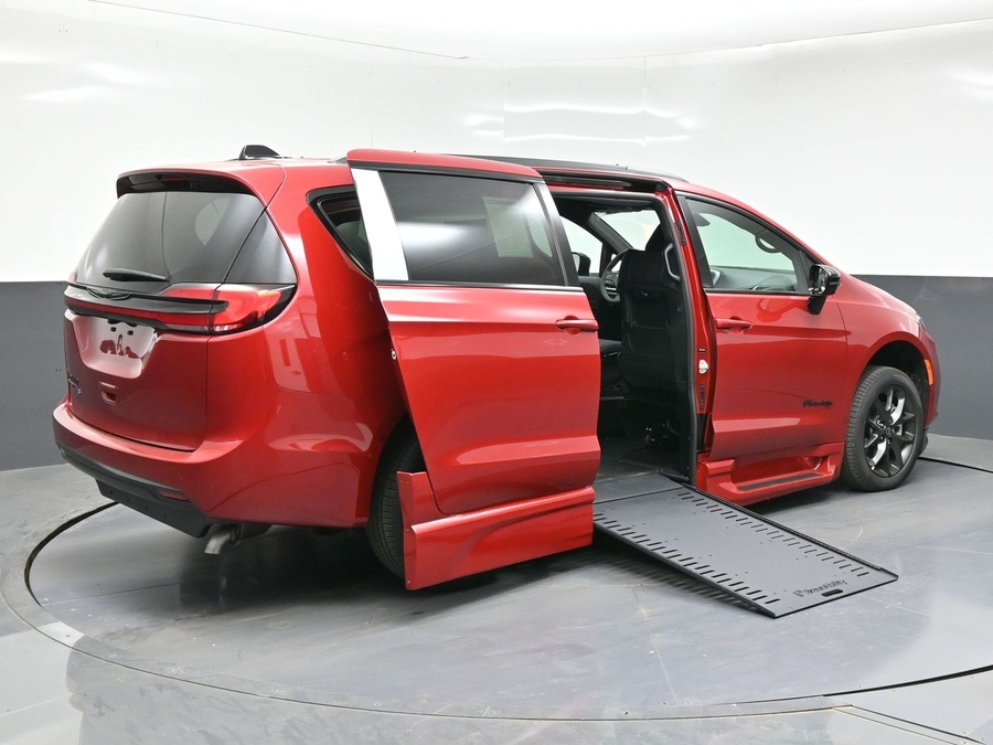 New 2026 Chrysler Pacifica Select Sport - BraunAbility Side Entry Entry In Floor Automatic Ramp