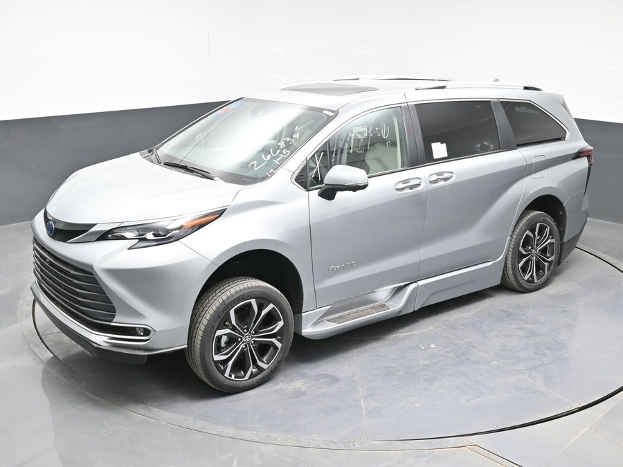 New 2025 Toyota Sienna Hybrid Platinum - BraunAbility Side Entry Entry In Floor Automatic Ramp