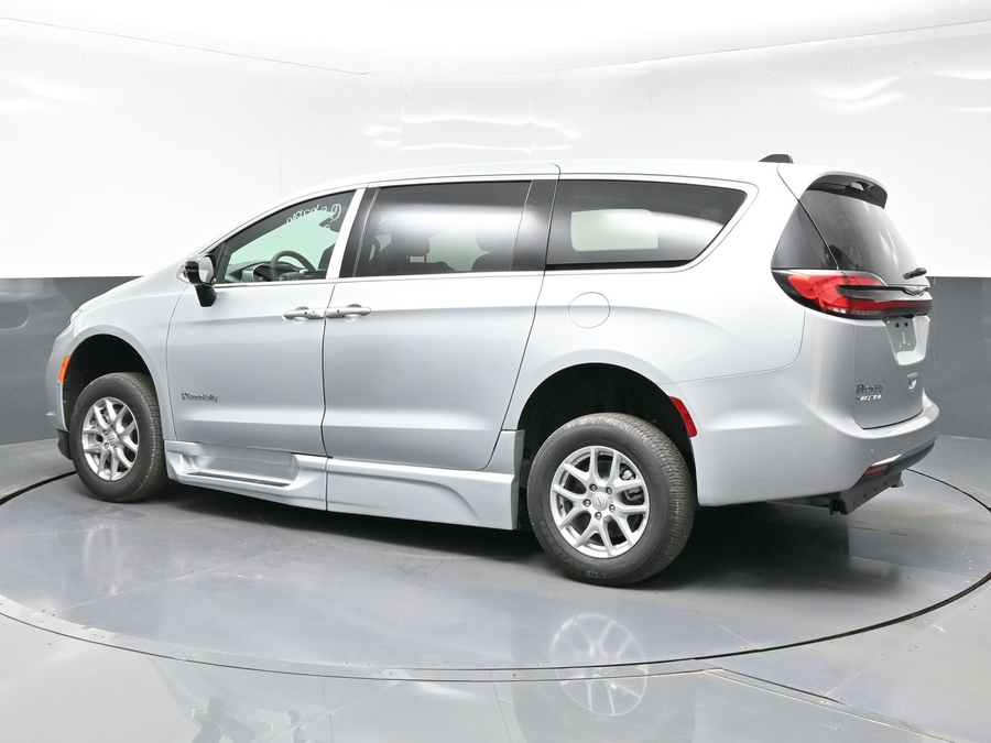 Silver Chrysler Pacifica image number 1