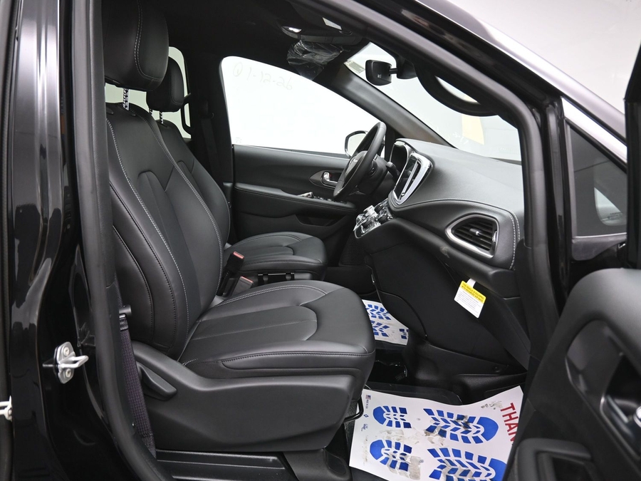 Black Chrysler Pacifica image number 8