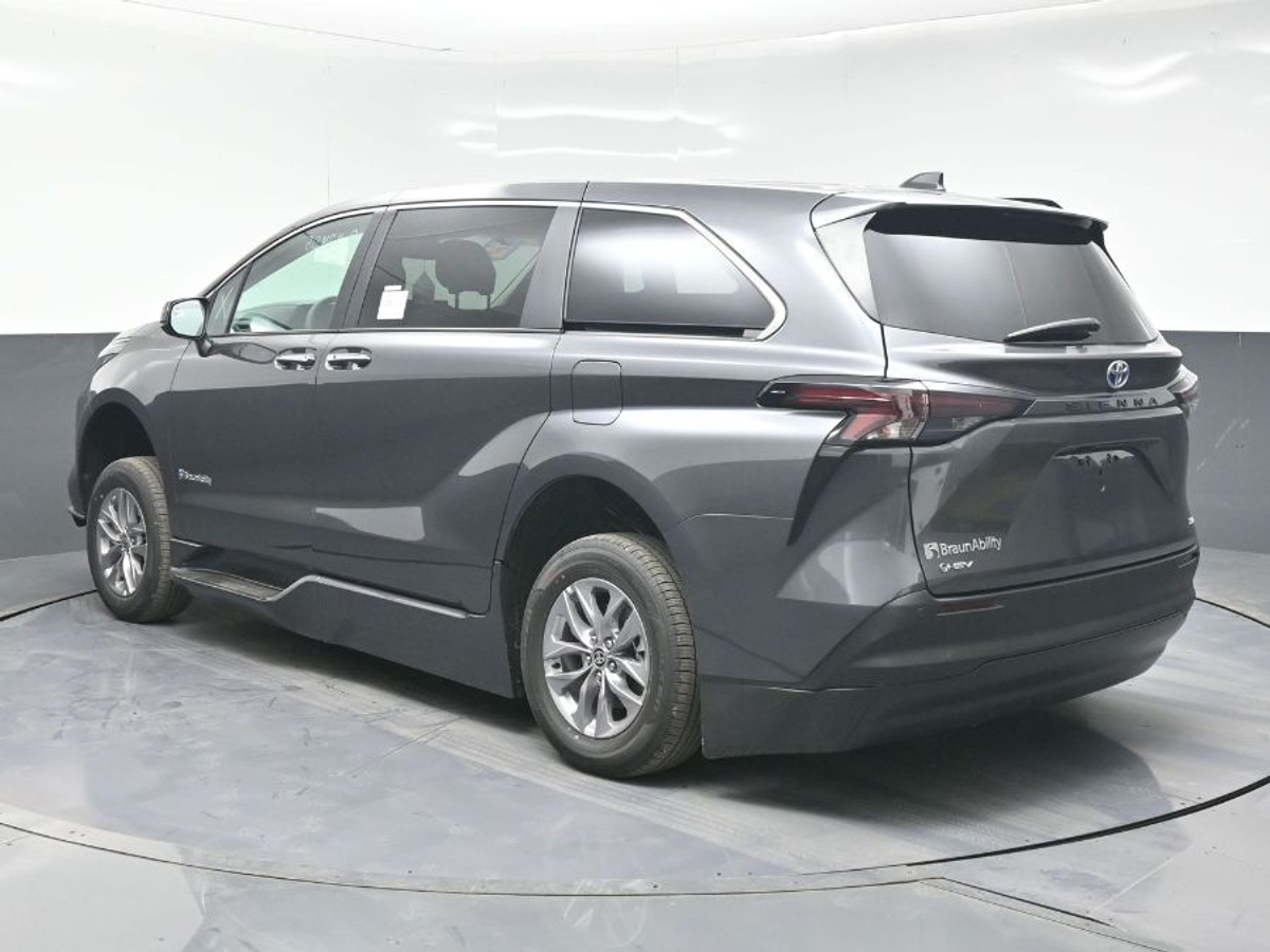 2025 TOYOTA SIENNA - Image 2