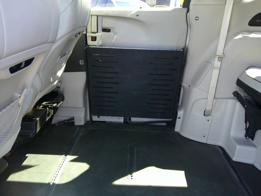 Silver Chrysler Pacifica image number 16