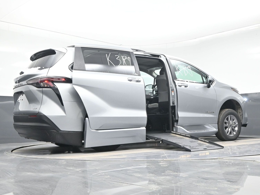 New 2025 Toyota Sienna Hybrid XLE Plus - BraunAbility Side Entry Entry Fold Out Automatic Ramp