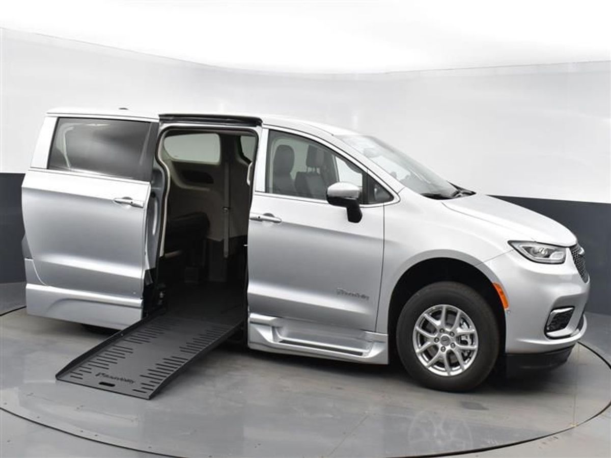 2023 CHRYSLER PACIFICA - Image 1