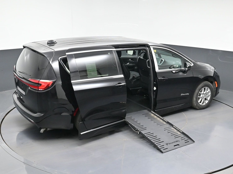 Black Chrysler Pacifica image number 11