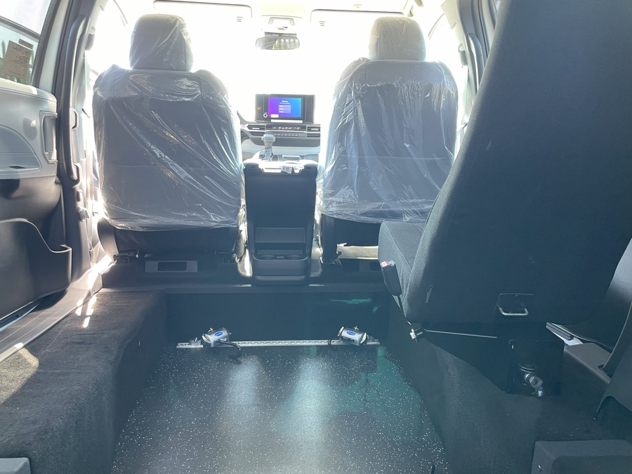 New 2026 Toyota Sienna Hybrid LE DRIVER/PASSENGER MID SWIVEL SEATS - Vantage Mobility Rear Entry Entry Fold Out Manual Ramp