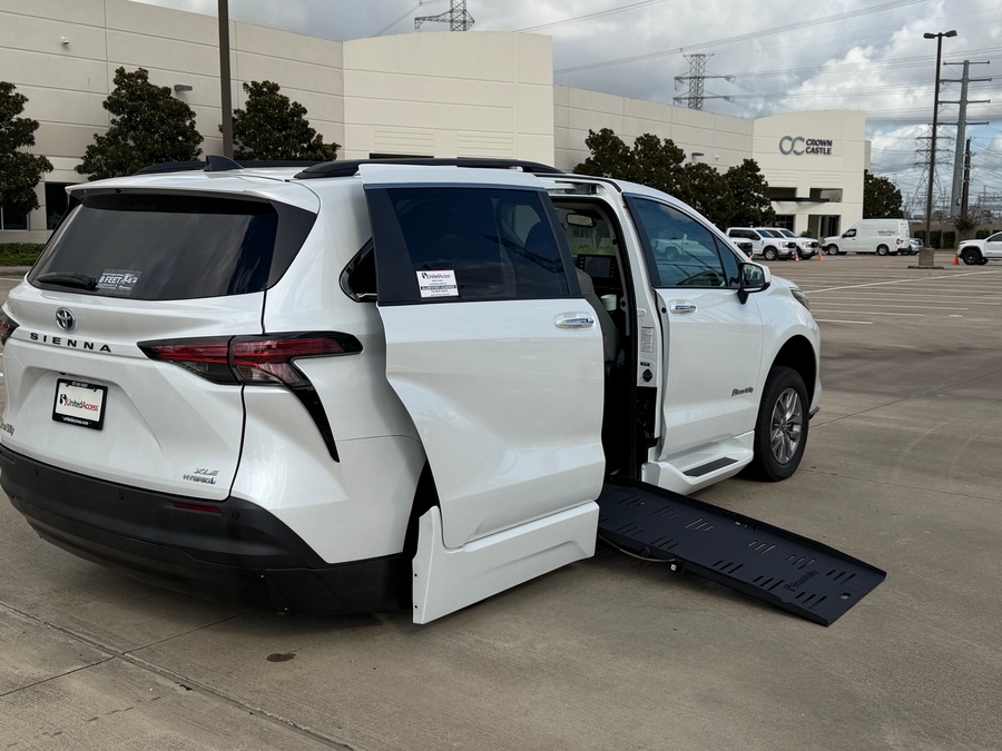 Used 2022 Toyota Sienna Hybrid XLE - BraunAbility Side Entry Fold Out Automatic Ramp