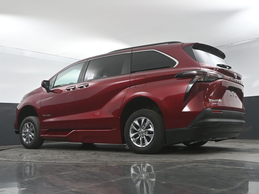 New 2025 Toyota Sienna Hybrid XLE Plus - BraunAbility Side Entry Entry Fold Out Automatic Ramp
