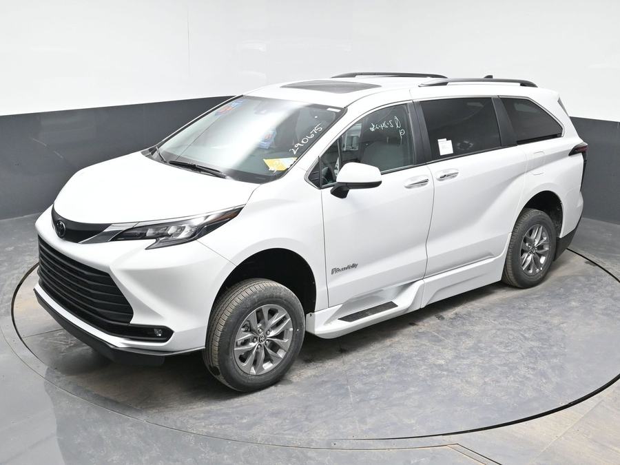 New 2026 Toyota Sienna Hybrid XLE Base - BraunAbility Side Entry Fold Out Automatic Ramp