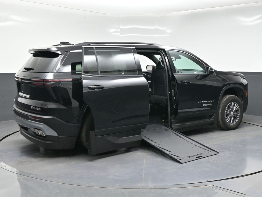 New 2026 Chevrolet Traverse 1LT - BraunAbility Side Entry In Floor Automatic Ramp