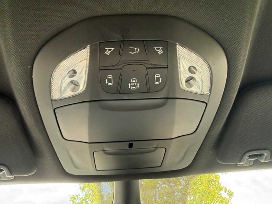White Chrysler Pacifica image number 19