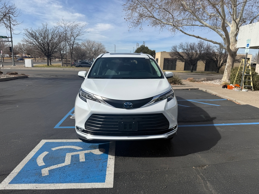 Used 2022 Toyota Sienna Hybrid XLE Plus - BraunAbility Side Entry Entry Fold Out Automatic Ramp