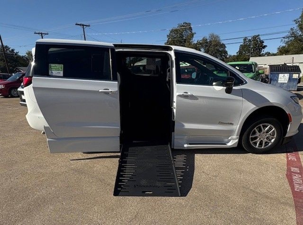 2025 CHRYSLER PACIFICA - Image 3