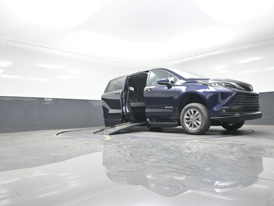 New 2026 Toyota Sienna Hybrid XLE Base - BraunAbility Side Entry Fold Out Automatic Ramp