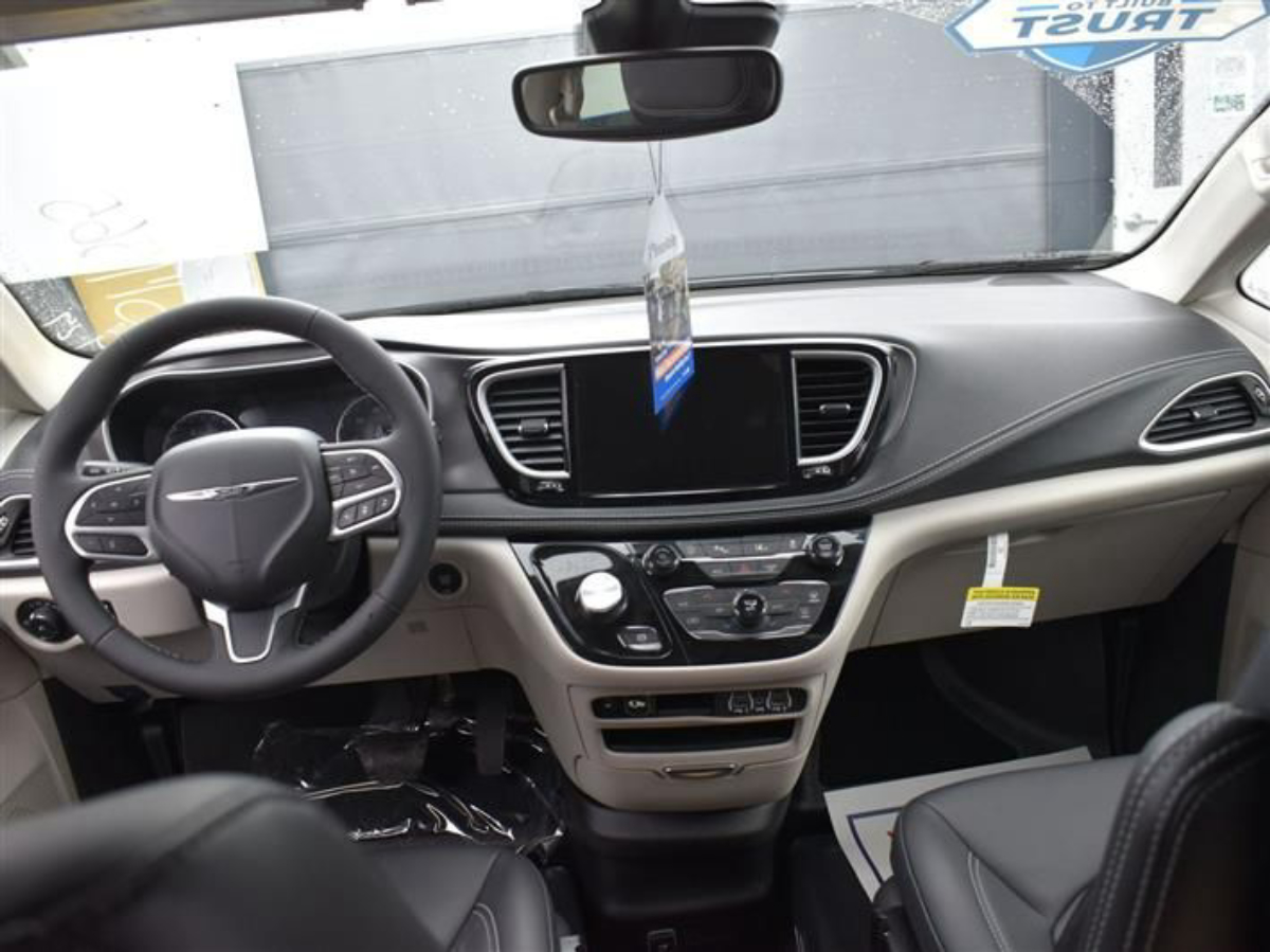 White Chrysler Pacifica image number 11