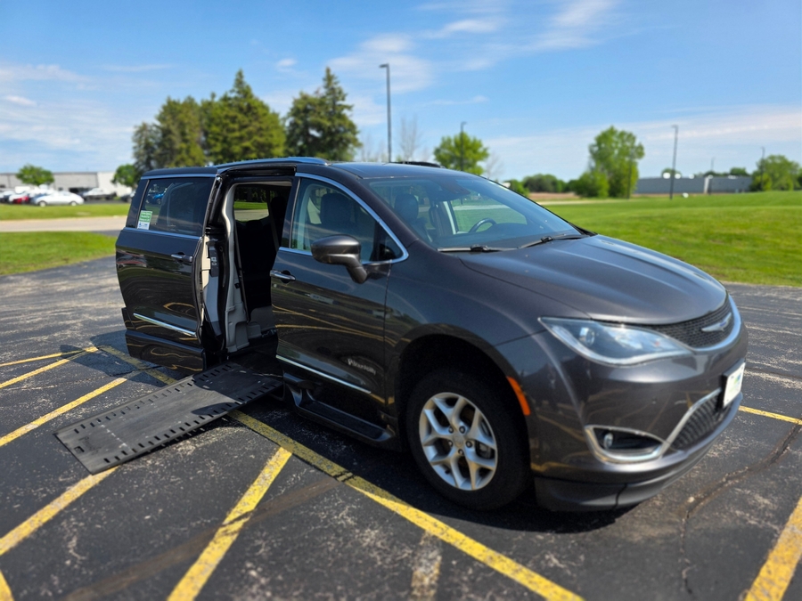 2019 Chrysler Pacifica Touring L Plus's photo