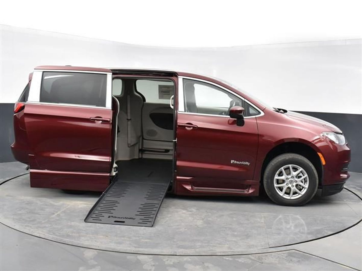 Used 2023 Chrysler Voyager LX's photo