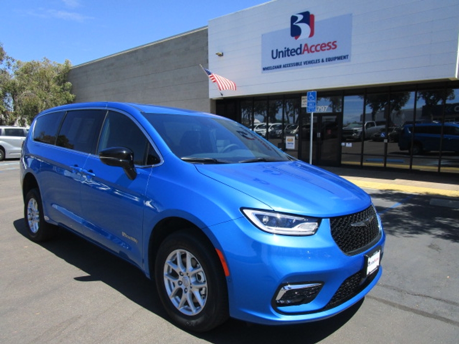 New 2026 Chrysler Pacifica Select Safety - BraunAbility Rear Entry Entry Fold Out Manual Ramp