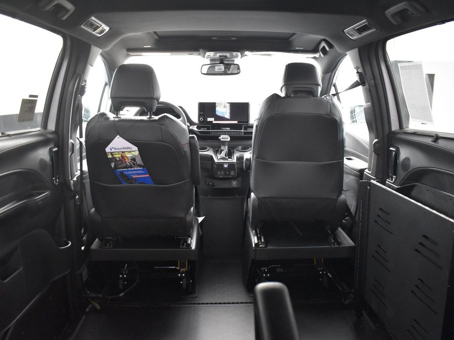 New 2025 Toyota Sienna Hybrid XSE Sport - BraunAbility Side Entry Entry Fold Out Automatic Ramp