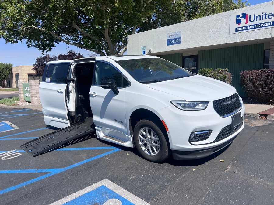 Used 2025 Chrysler Pacifica Select Plus - BraunAbility Side Entry Fold Out Automatic Ramp