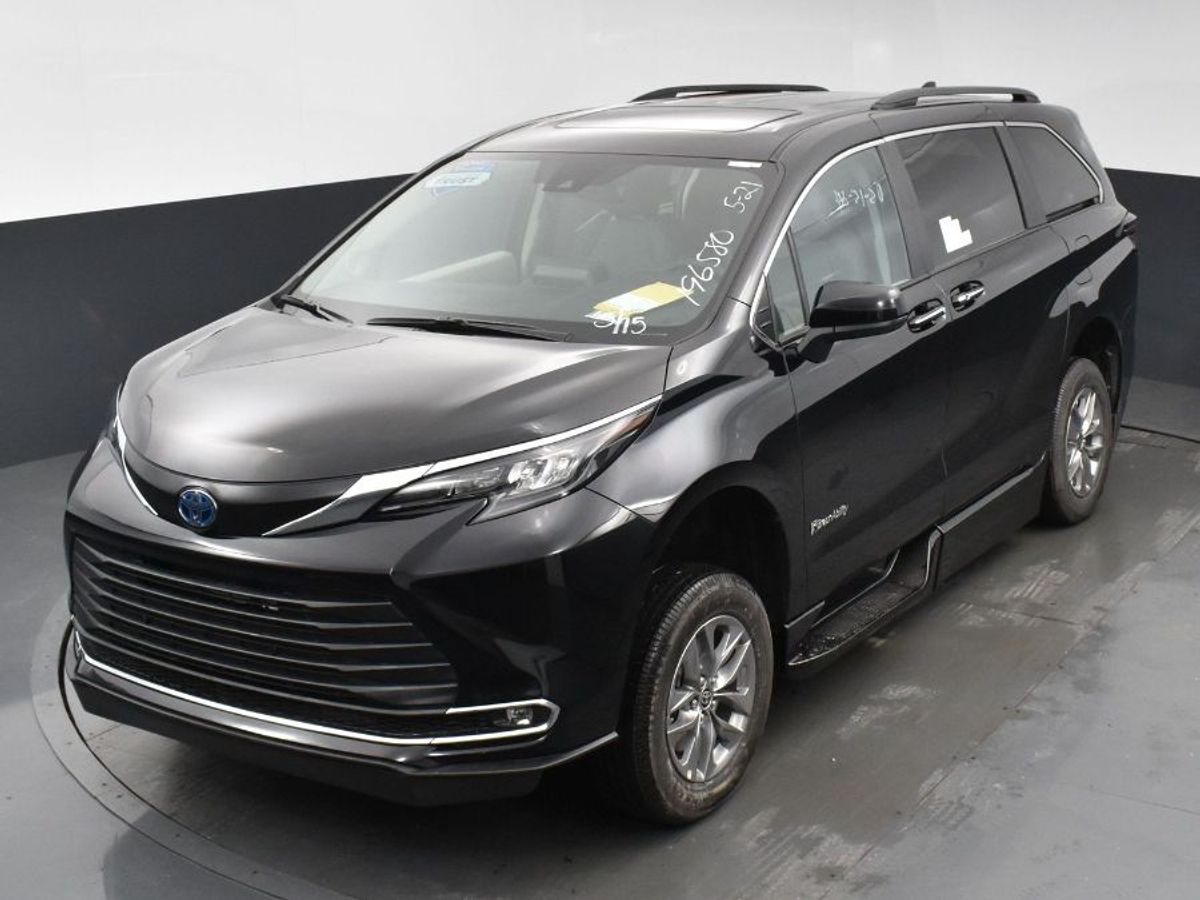 Black Toyota Sienna image number 15