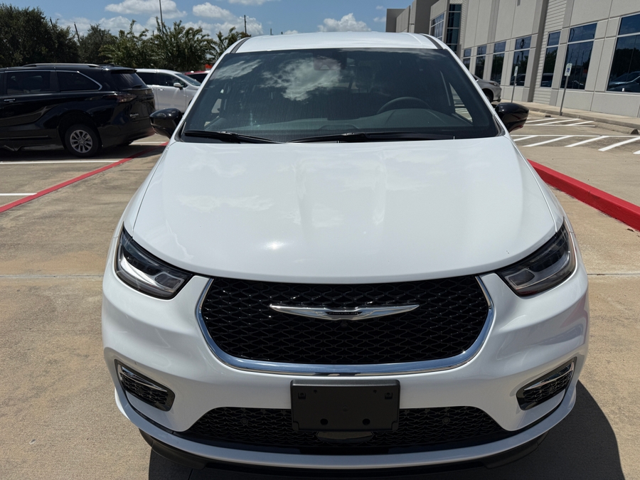 White Chrysler Pacifica image number 7