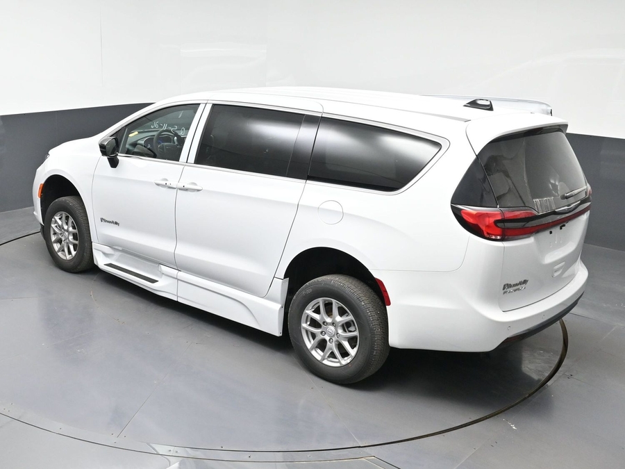White Chrysler Pacifica image number 21