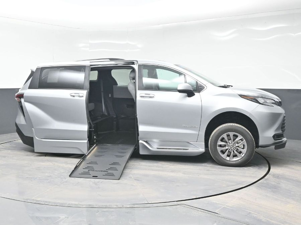 2025 TOYOTA SIENNA - Image 6