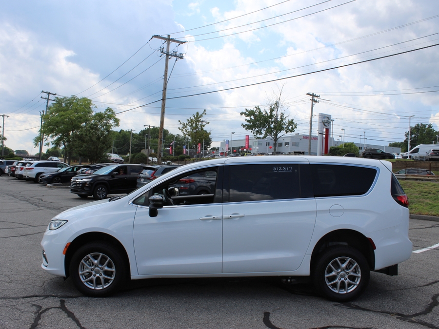 White Chrysler Pacifica image number 3