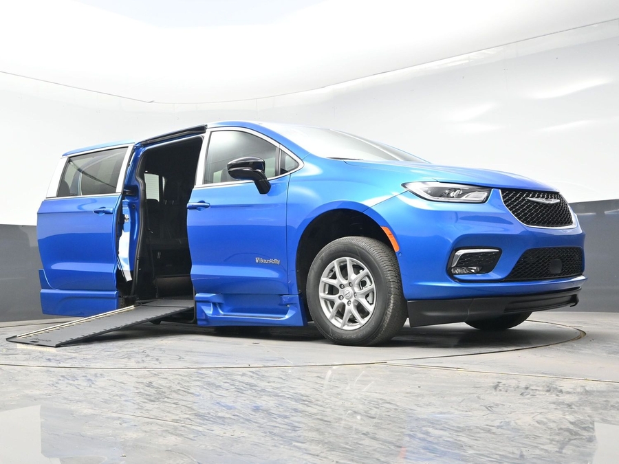 Blue Chrysler Pacifica image number 15