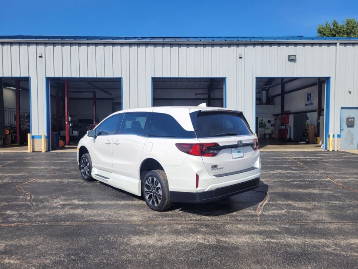 White Honda Odyssey image number 9