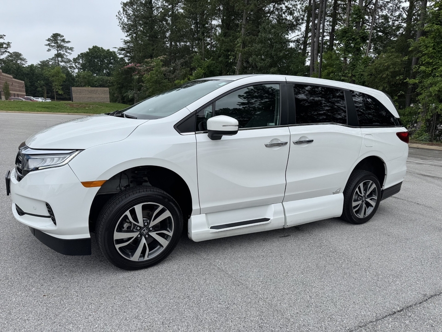 White Honda Odyssey image number 1