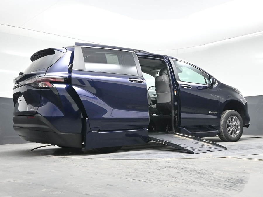 New 2026 Toyota Sienna Hybrid XLE Base - BraunAbility Side Entry Entry Fold Out Automatic Ramp