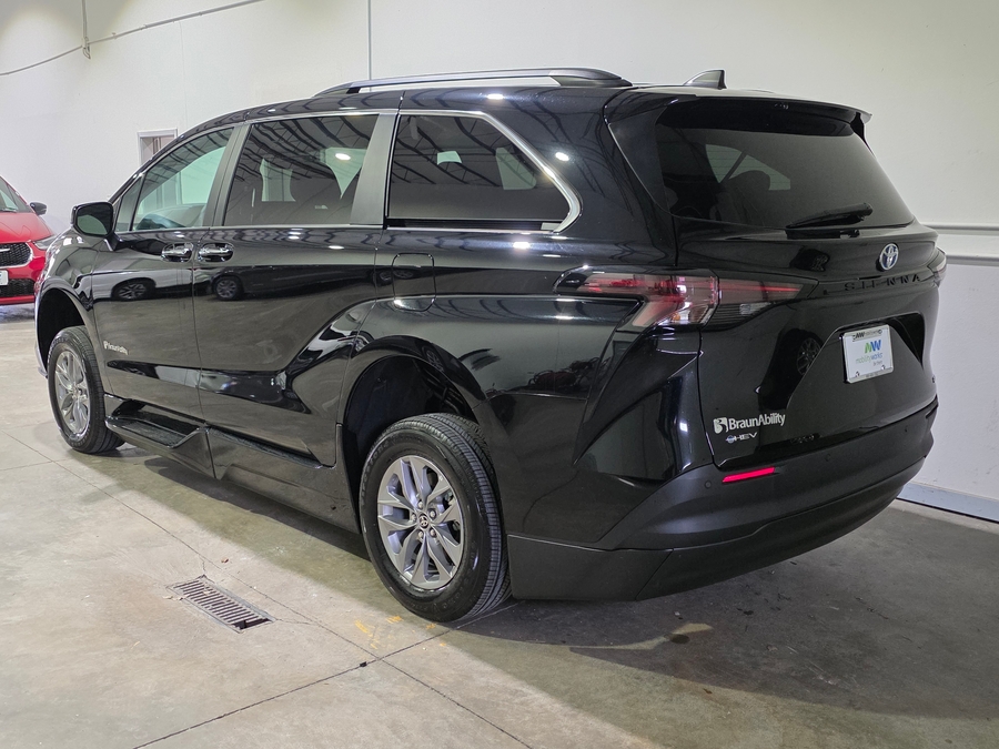 Black Toyota Sienna image number 29