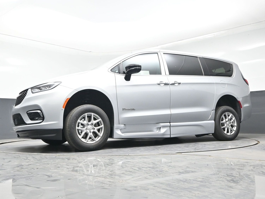 New 2026 Chrysler Pacifica Select Safety - BraunAbility Side Entry Entry In Floor Automatic Ramp