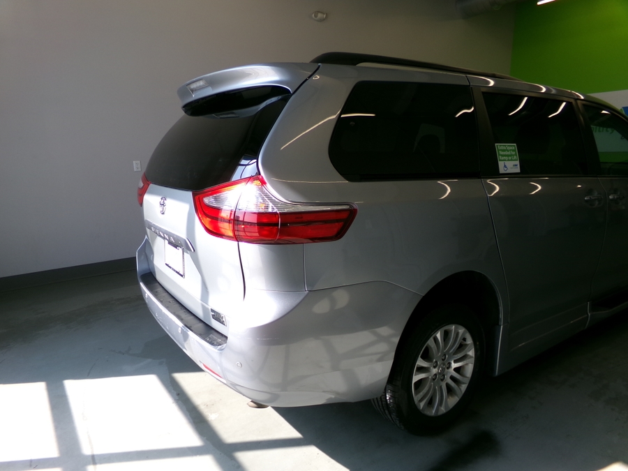 Silver Toyota Sienna image number 13