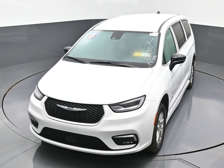 White Chrysler Pacifica image number 23