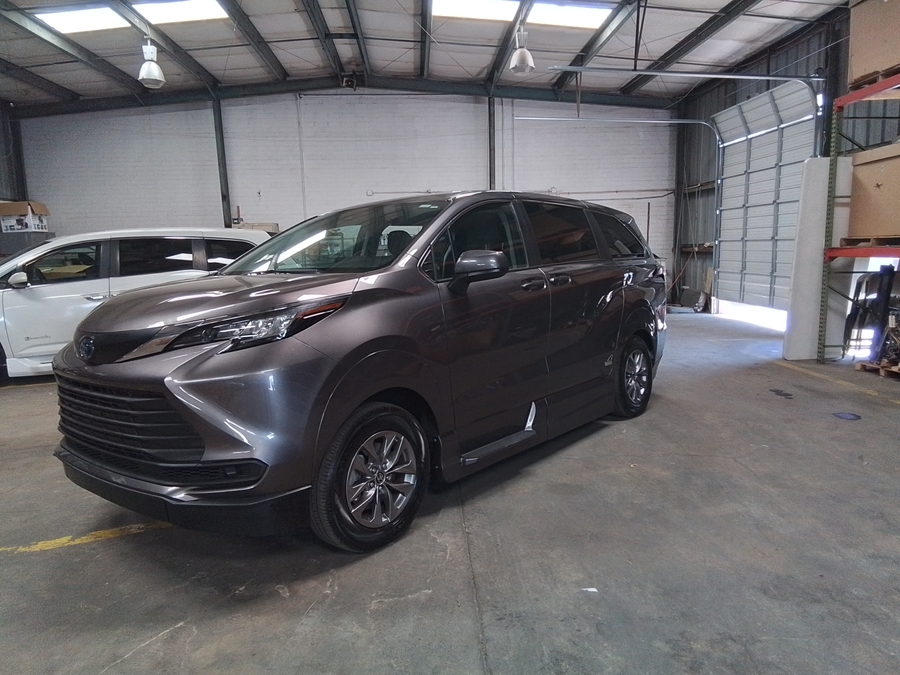 Grey Toyota Sienna image number 2