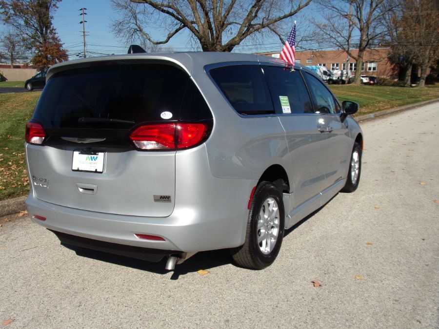 Silver Chrysler Voyager image number 9
