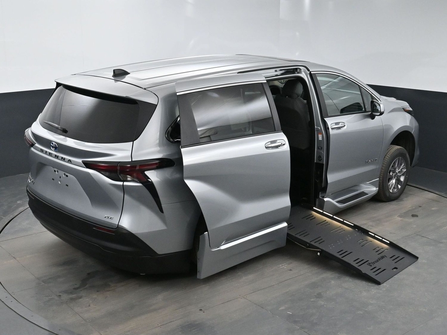 New 2025 Toyota Sienna Hybrid XLE Base - BraunAbility Side Entry Entry Fold Out Automatic Ramp