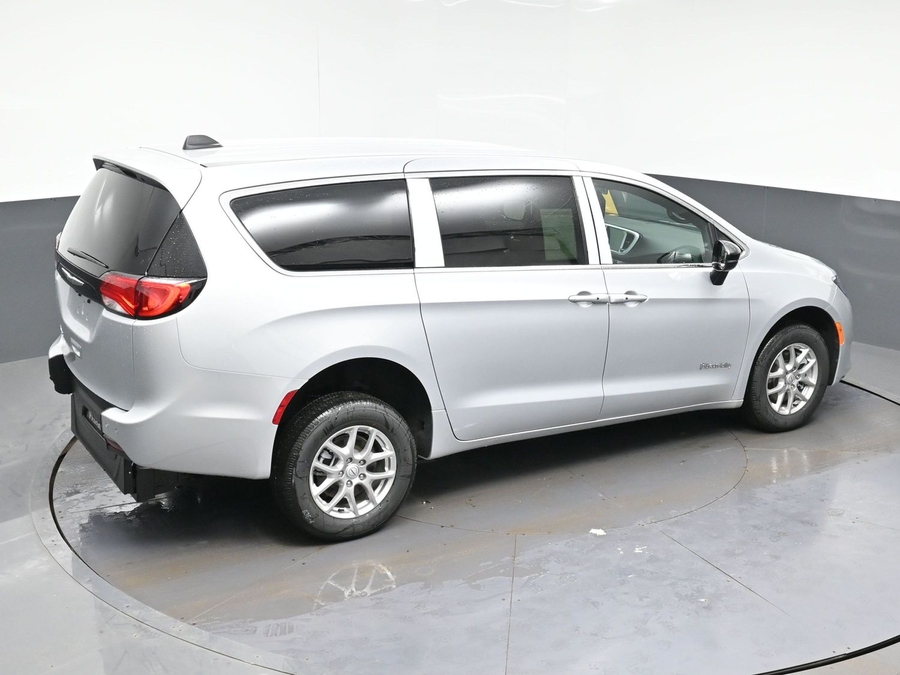 Silver Chrysler Voyager image number 24