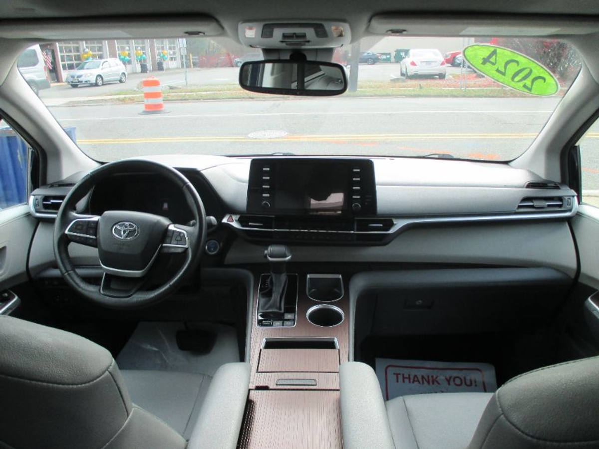 2024 TOYOTA SIENNA - Image 9
