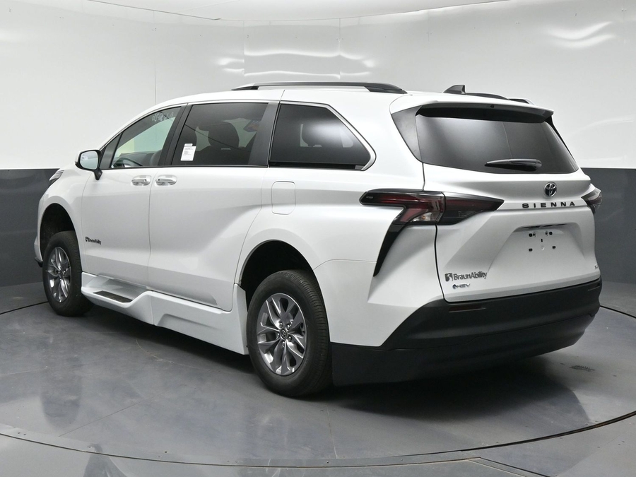 White Toyota Sienna image number 4