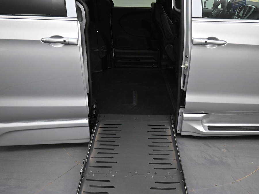 Silver Chrysler Pacifica image number 10