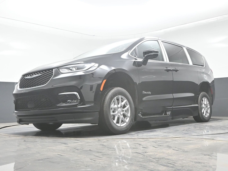 New 2025 Chrysler Pacifica Select Safety - BraunAbility Side Entry Entry Fold Out Automatic Ramp