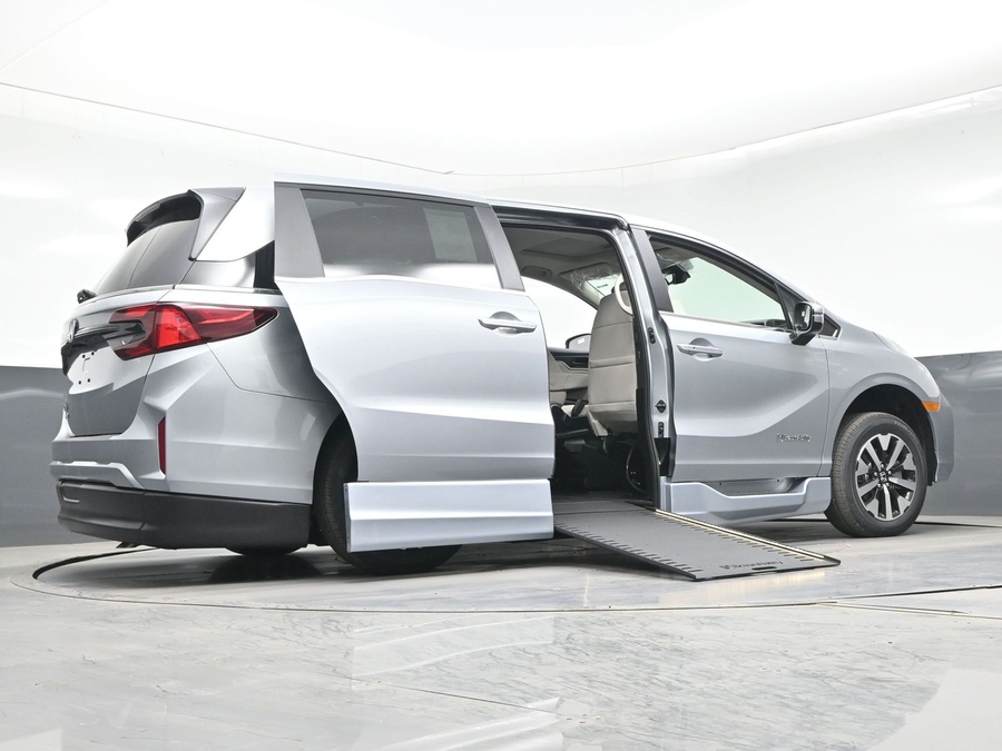 Silver Honda Odyssey image number 18