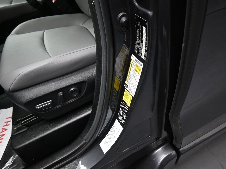 Grey Toyota Sienna image number 16